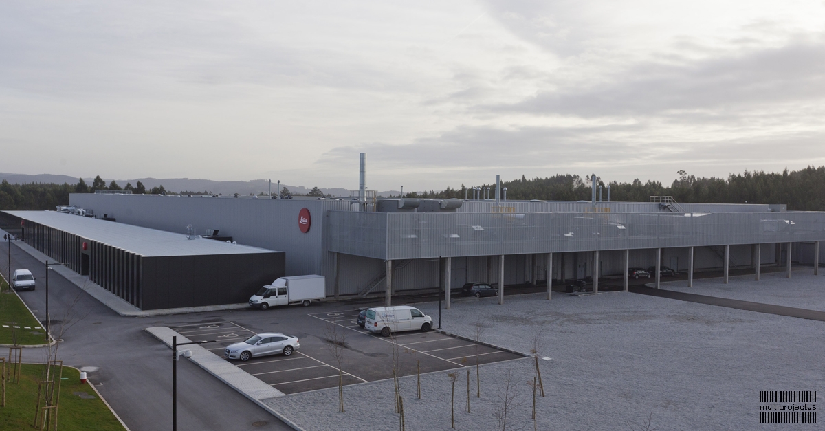Alçado posterior e estacionamento de unidade industrial em vista aérea - Leica - CONSTRUÇÃO INDUSTRIAL - Multiprojectus