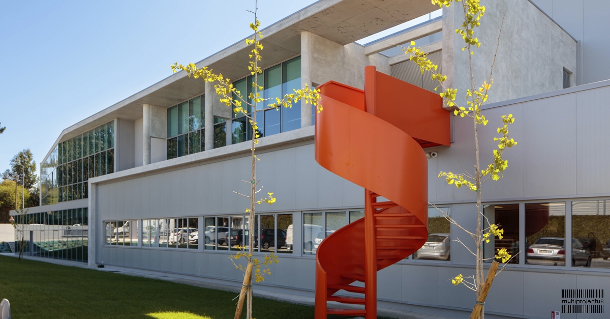 Alçado de bloco administrativo com caixa de escadas de unidade industrial - Wieland - CONSTRUÇÃO INDUSTRIAL - Multiprojectus