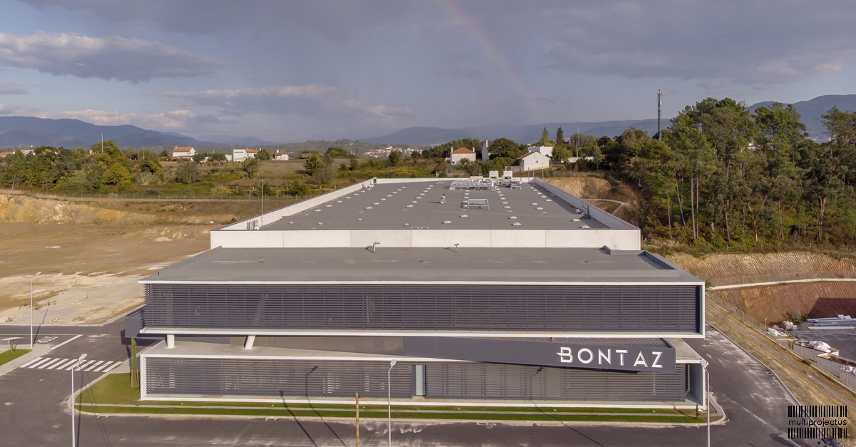Alçado principal de unidade industrial em vista aérea - Bontaz - CONSTRUÇÃO INDUSTRIAL - Multiprojectus