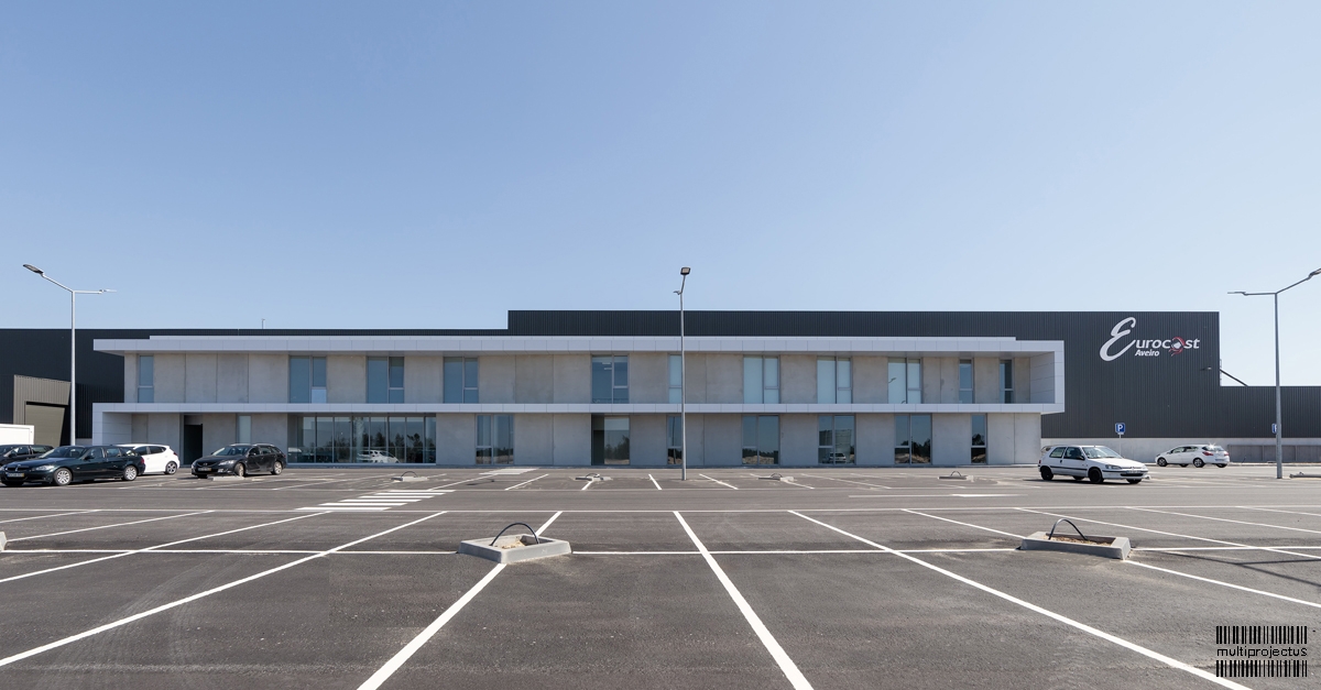 Alçado principal e zona de estacionamento em unidade industrial - Eurocast Estarreja  - CONSTRUÇÃO INDUSTRIAL - Multiprojectus