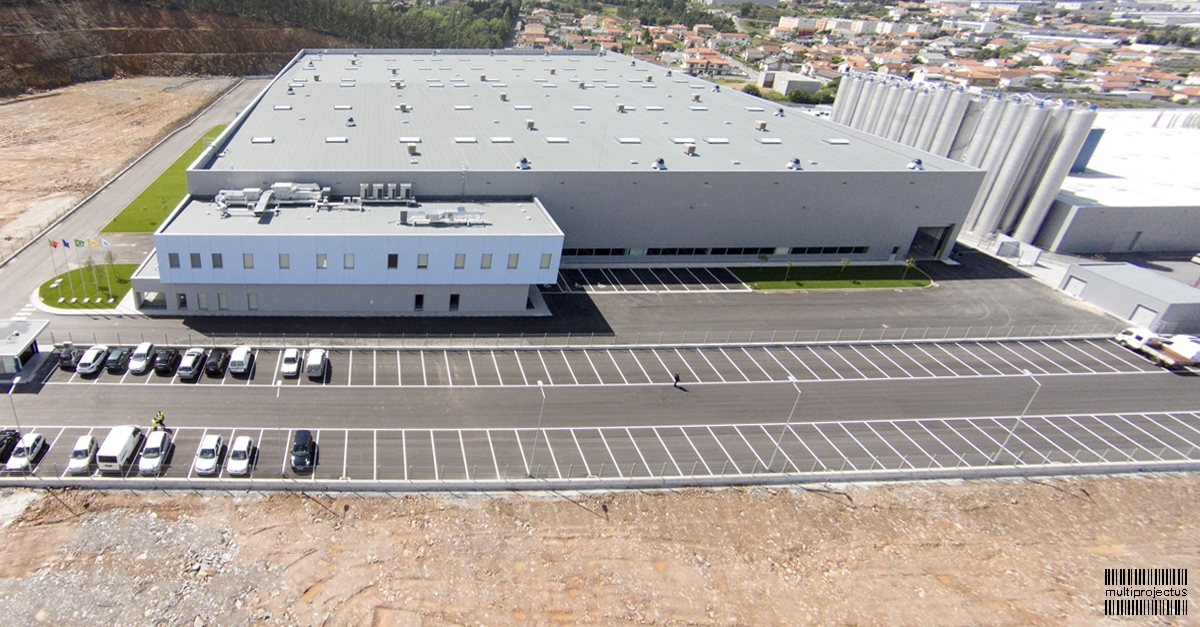 Alçado principal e estacionamento de unidade industrial em vista aérea  - WEG - CONSTRUÇÃO INDUSTRIAL - Multiprojectus