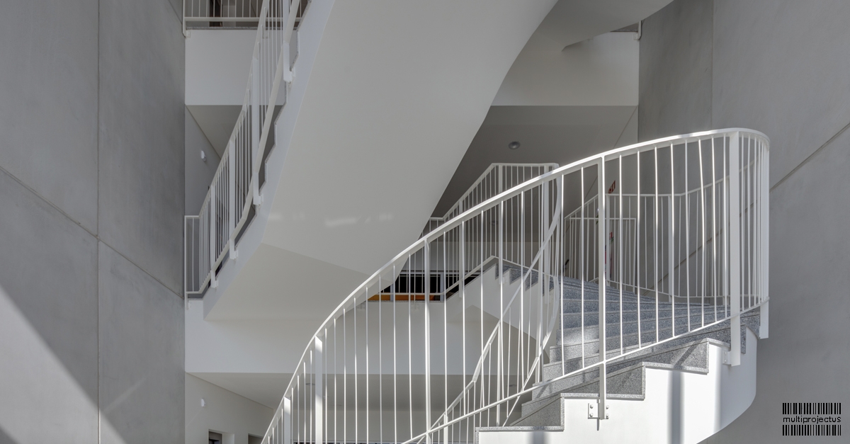 Caixa de escadas em receçaõ de bloco adminstrativo em unidade industrial - Steep - CONSTRUÇÃO INDUSTRIAL - Multiprojectus