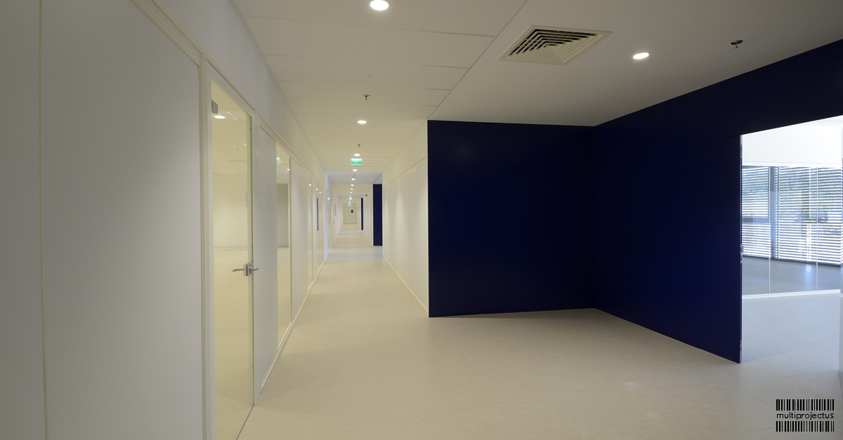 Circulação interior de acesso a escritórios em bloco administrativo - Borg Warner  - CONSTRUÇÃO INDUSTRIAL - Multiprojectus