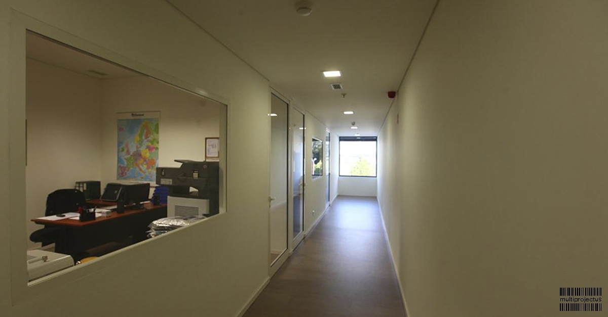 Circulação interior com iluminação natural e visão para escritórios em bloco administrativo - Garland - CONSTRUÇÃO LOGÍSTICA - Multiprojectus