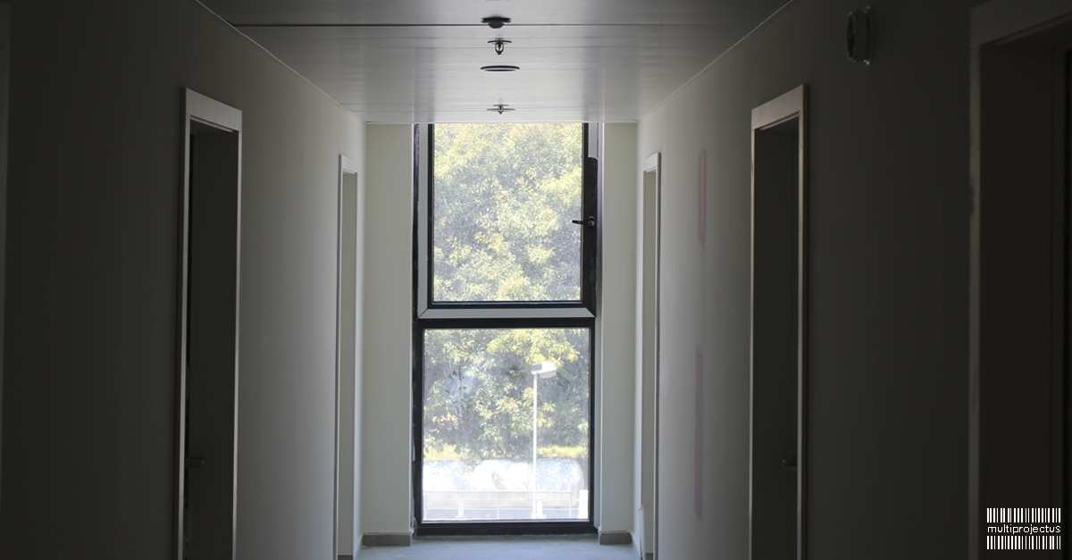 Corredora de acesso aos quartos em unidade residencial - RU Porto - CONSTRUÇÃO HABITAÇÃO - Multiprojectus