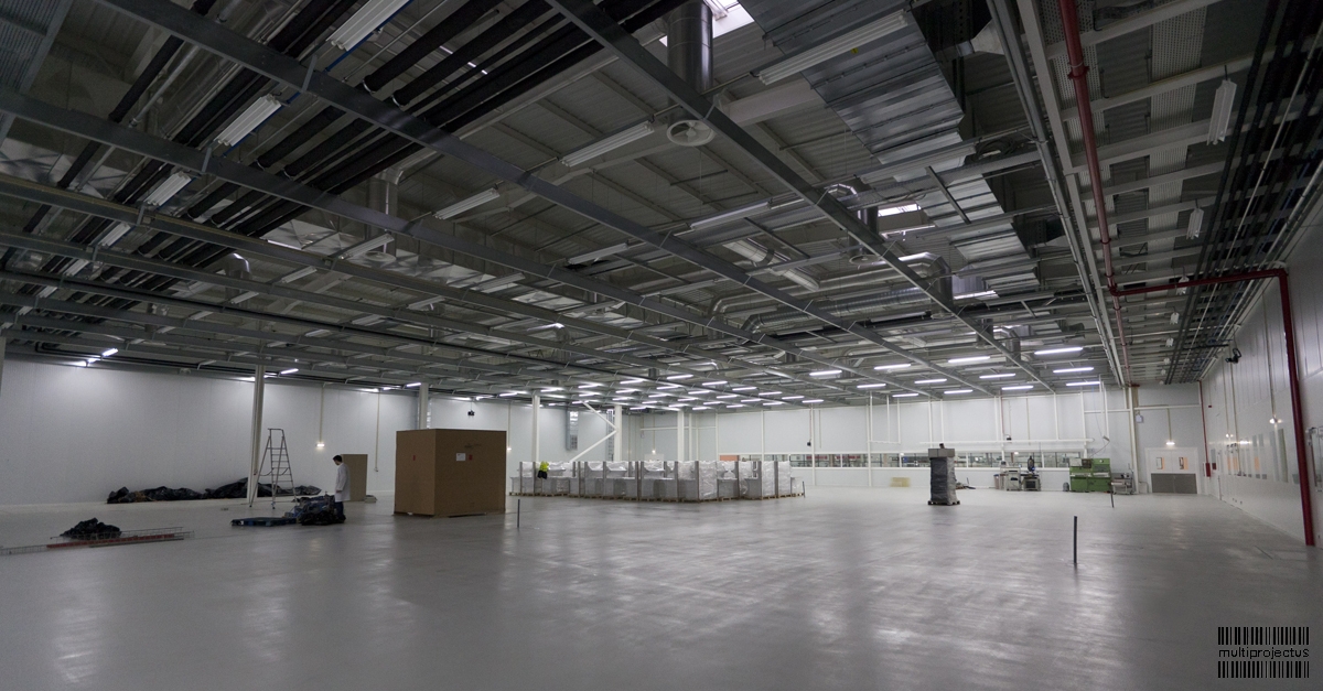 Pavilhão de produção ciom entradas de luz zenital em unidade industrial  - Leica - CONSTRUÇÃO INDUSTRIAL - Multiprojectus