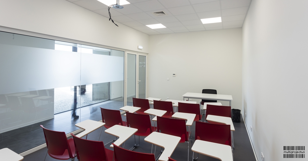 Sala de formação com visão para circulação interior em unidade administrativa - Eurostyle - CONSTRUÇÃO INDUSTRIAL - Multiprojectus