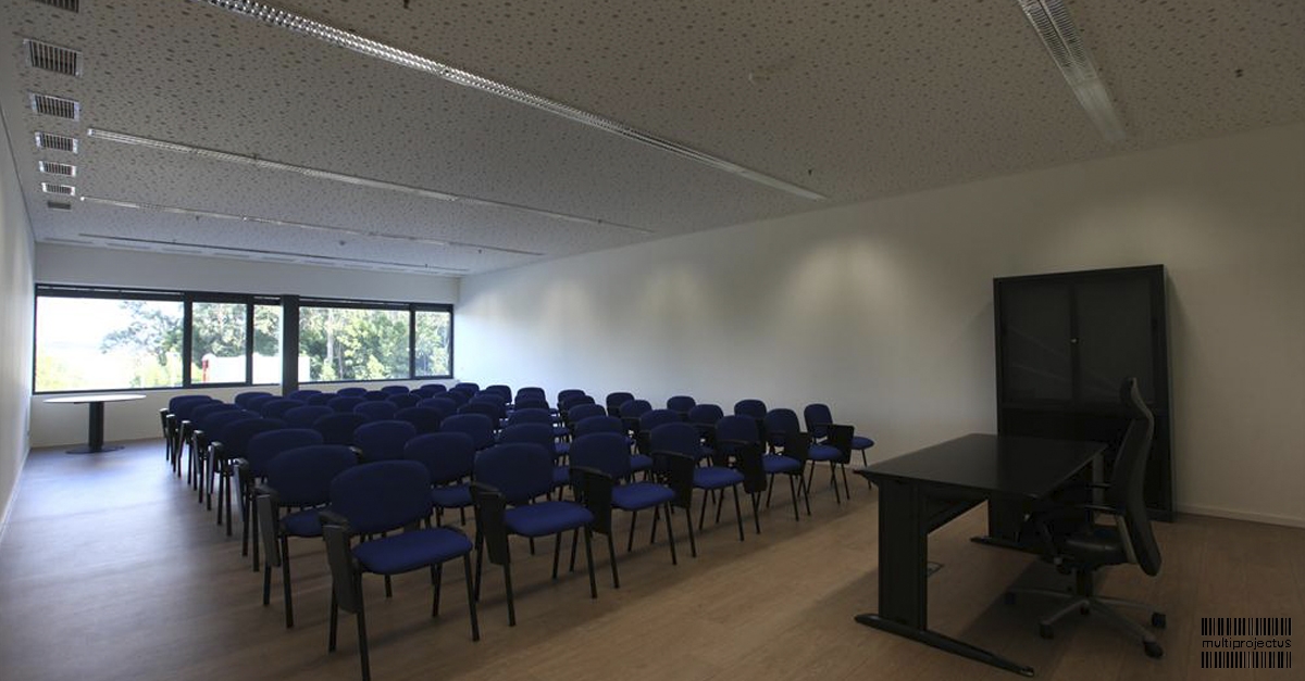 Sala de formação com entrada de luz posterior em bloco administrativo - Garland - CONSTRUÇÃO LOGÍSTICA - Multiprojectus