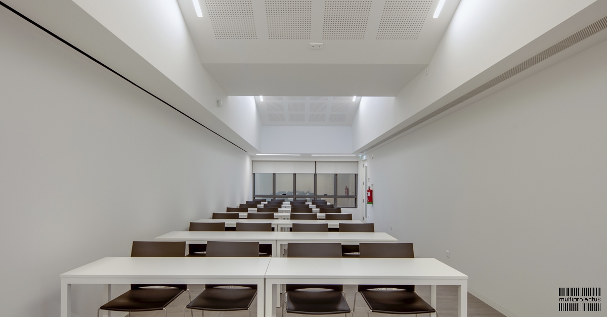 Sala de formação com entrada de luz zenital em bloco administrativo  - Sisma - CONSTRUÇÃO INDUSTRIAL - Multiprojectus