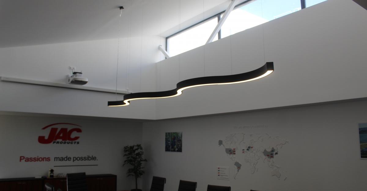 Sala de reunão com entrada de luz zenital em bloco administrativo - JAC - CONSTRUÇÃO INDUSTRIAL - Multiprojectus