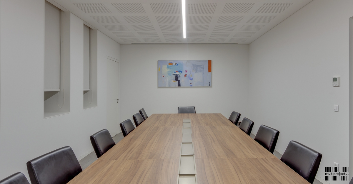 Sala de reuniões com entrada de luz lateral em bloco administrativo  - Sisma - CONSTRUÇÃO INDUSTRIAL - Multiprojectus