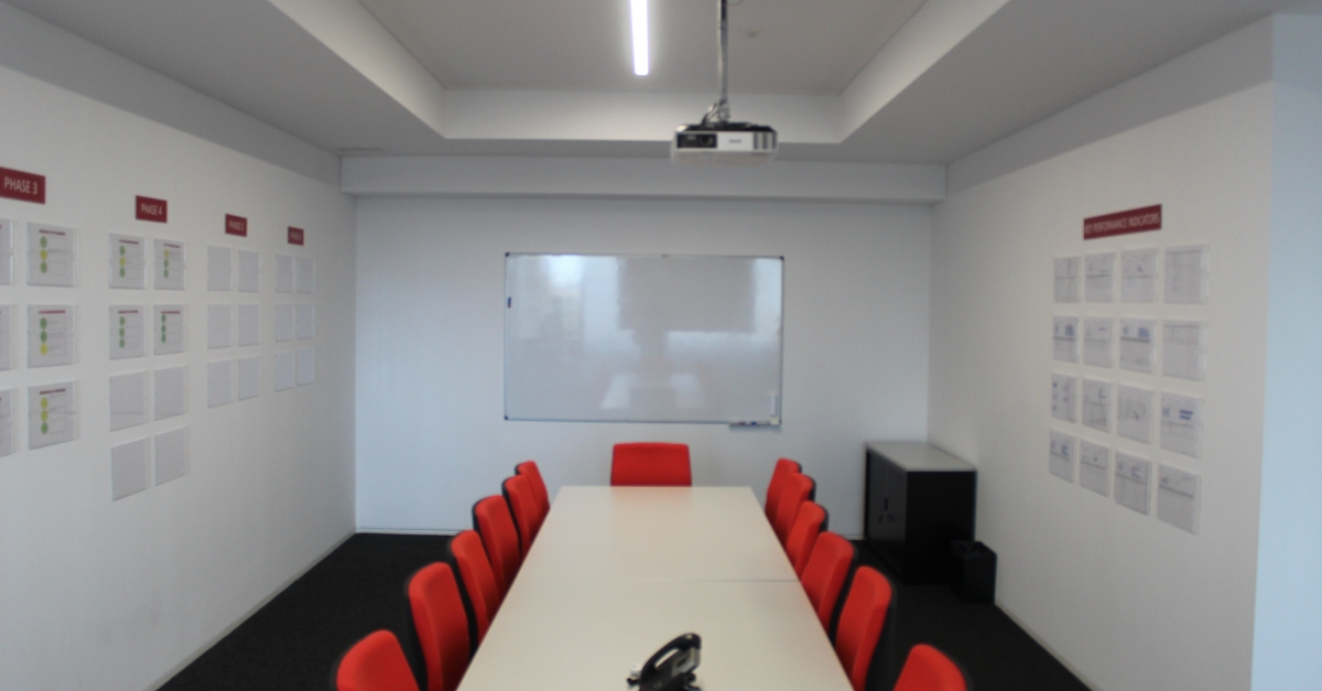 Sala de reuniões incorporada com cores da empresa em bloco administrativo - JAC - CONSTRUÇÃO INDUSTRIAL - Multiprojectus