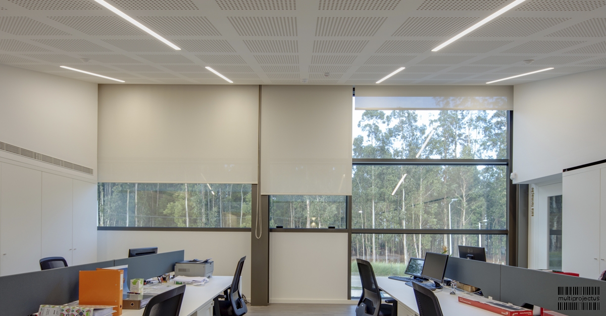 Sala de trabalho com iluminação em bloco adminstrativo  - Sisma - CONSTRUÇÃO INDUSTRIAL - Multiprojectus