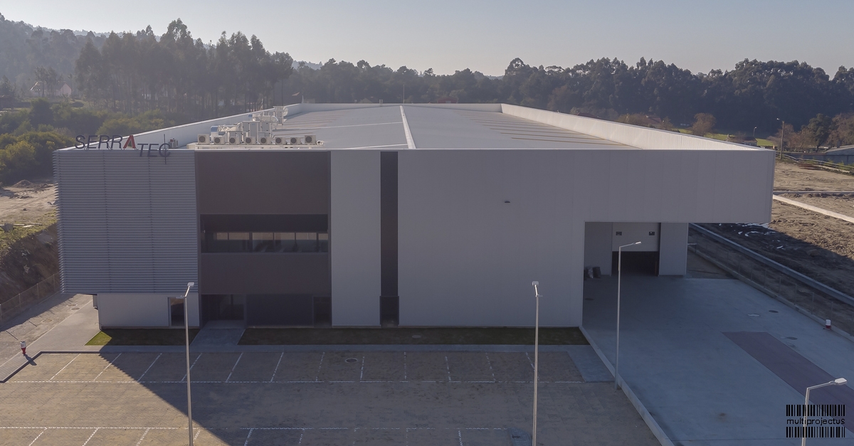 Vista aérea de alçado em unidade industrial  - Serratec - CONSTRUÇÃO INDUSTRIAL - Multiprojectus