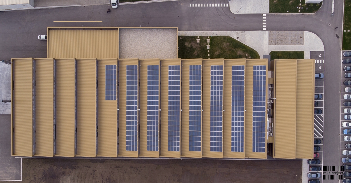 Vista aérea de cobertura com paineis fotovoltaícos de bloco administrativo e industrial  - Sisma - CONSTRUÇÃO INDUSTRIAL - Multiprojectus