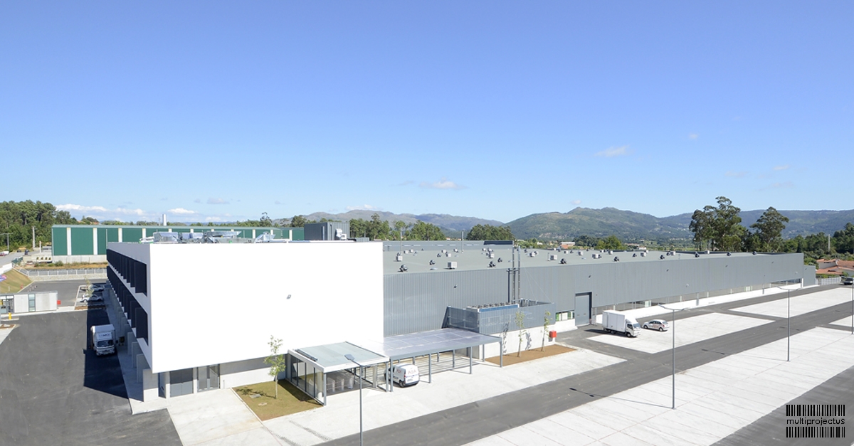 Vista aérea de bloco industrial e zona de estacionamento - Borg Warner  - CONSTRUÇÃO INDUSTRIAL - Multiprojectus