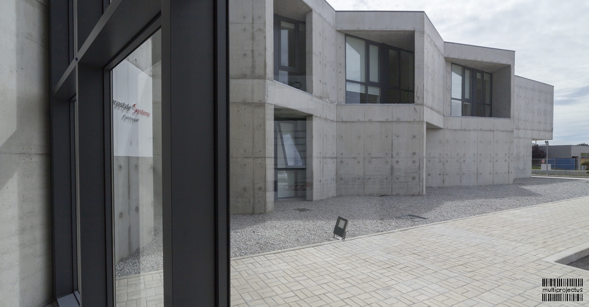 Vista de alçado de bloco administrativo através de fachada envidraçada - Eurostyle - CONSTRUÇÃO INDUSTRIAL - Multiprojectus