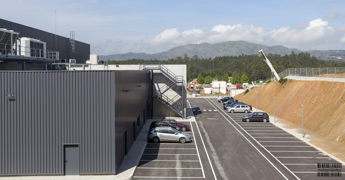 Vista exterior de bloco de produção e estacionamento em unidade industrial - Eurostyle - CONSTRUÇÃO INDUSTRIAL - Multiprojectus